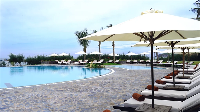 Khu vực hồ bơi ngoài trời