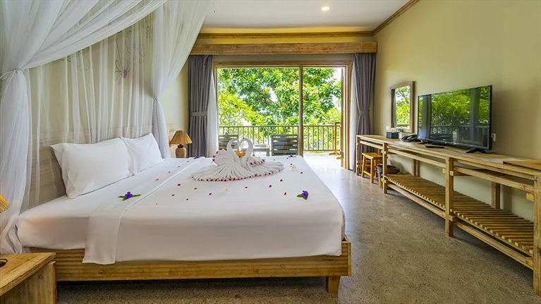 Hill Bungalow with Bathtub