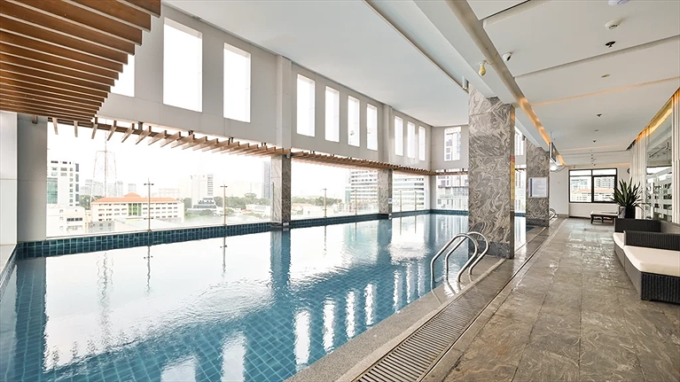 Khu vực hồ bơi trong nhà