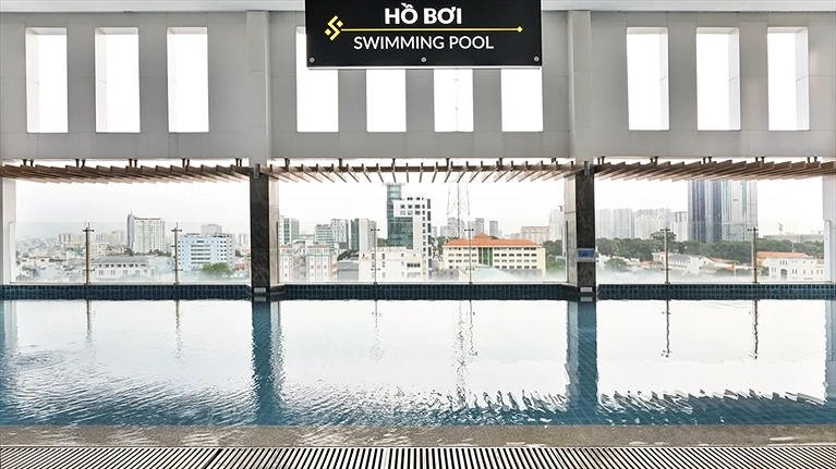 Khu vực hồ bơi trong nhà