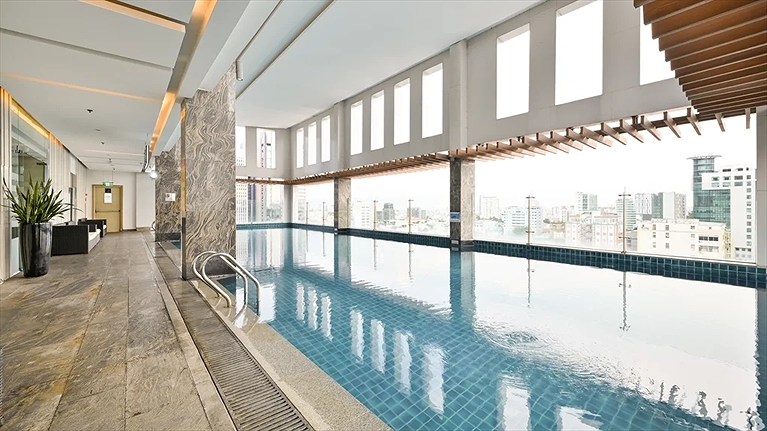 Khu vực hồ bơi trong nhà