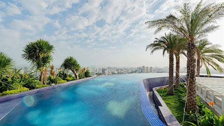 Khu vực hồ bơi tầng thượng