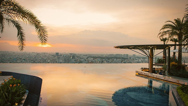 Khu vực hồ bơi tầng thượng và Sky One Bar & Lounge