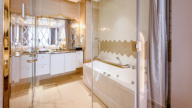 La Vela Club Lounge Suite Room