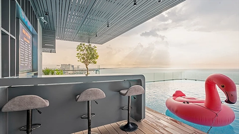 Quầy bar cạnh bể bơi