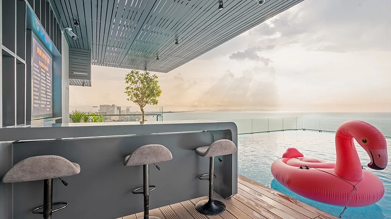 Quầy bar cạnh bể bơi