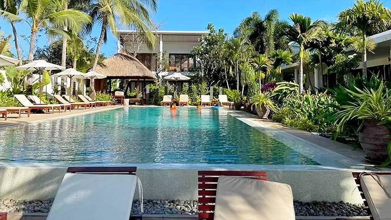 Hồ bơi ngoài trời