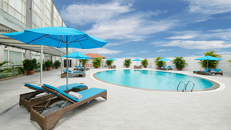 Hồ bơi ngoài trời