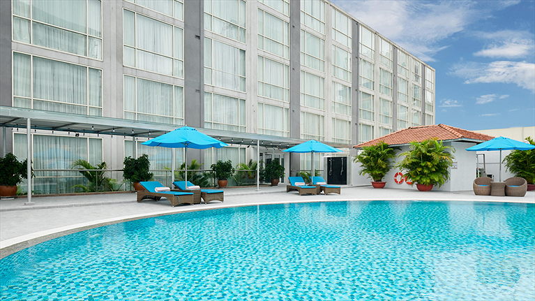 Hồ bơi ngoài trời