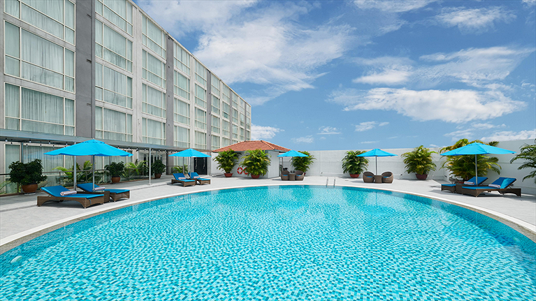 Hồ bơi ngoài trời