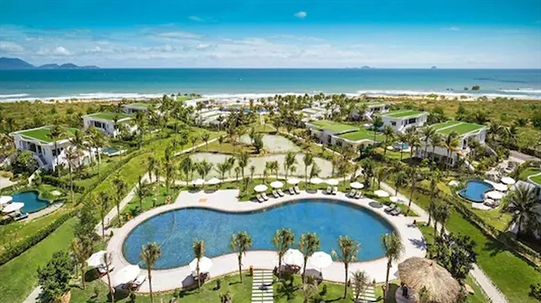 Khu nghỉ với nhiều mảng xanh ôm trọn bãi dài Cam Ranh