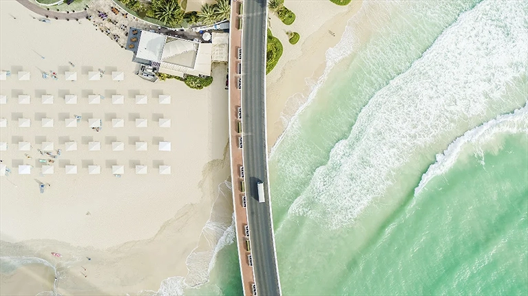 Lối đi trên biển nối đất liền và khách sạn Burj Al Arab Jumeirah