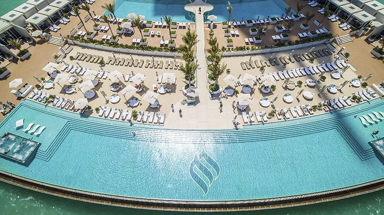 Bể bơi nước mặn vô cực trên mặt biển đẳng cấp