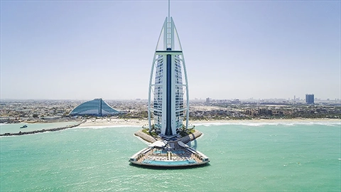 Burj Al Arab Jumeirah mang thiết kế hình cánh buồm vươn ra đại dương