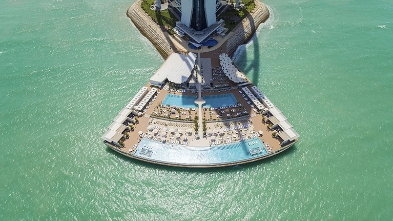 Sân hiên vươn ra trên biển tạo thành bãi tắm nhân tạo đẳng cấp