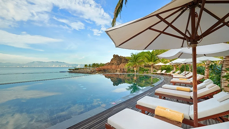 Hồ bơi Lagoon với tầm nhìn ôm trọn biển