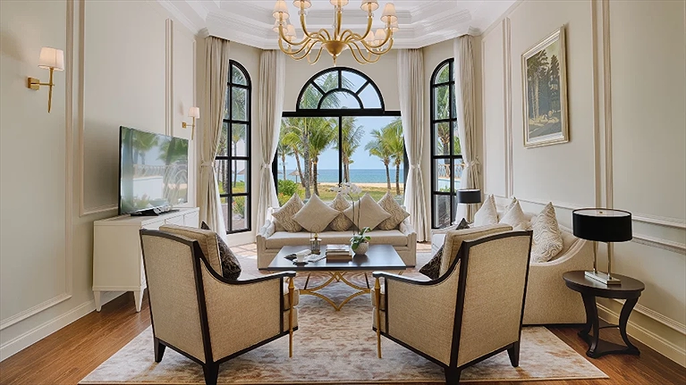 Ngồi trong phòng khách ngắm cảnh biển từ xa