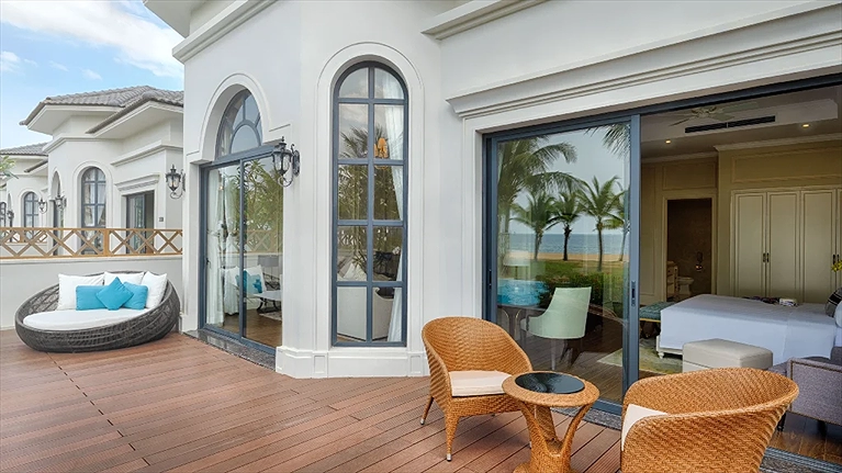 Bước ra sân hiên và hít thở làn gió biển mát mẻ