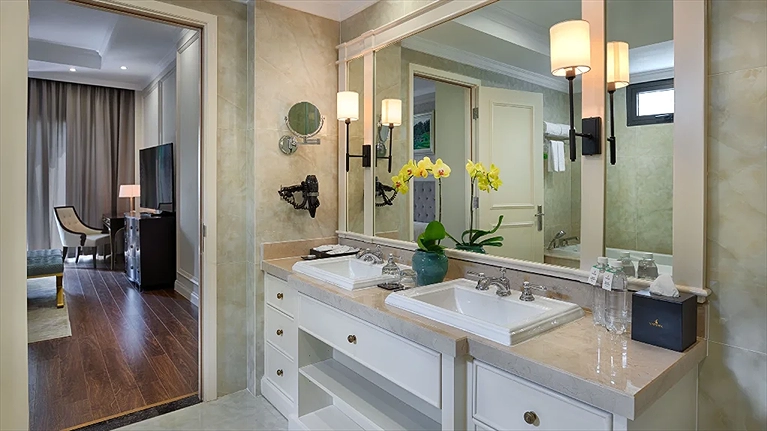 Phòng tắm trang bị gương lớn sang trọng