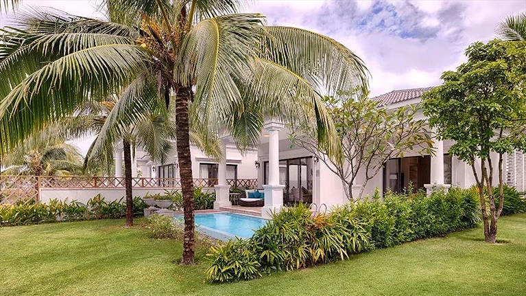 Villa hướng vườn hoặc hướng hồ với bể bơi riêng