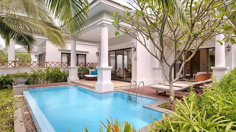 Bể bơi riêng rộng rãi phù hợp cho gia đình và nhóm bạn trẻ