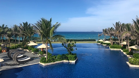 Hồ bơi nước mặn ngay trước biển