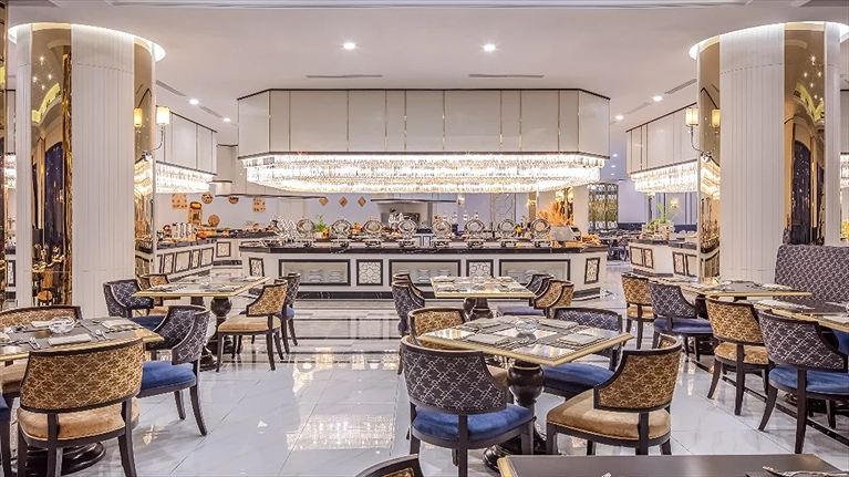 Không gian rộng rãi với tầm nhìn ra phố