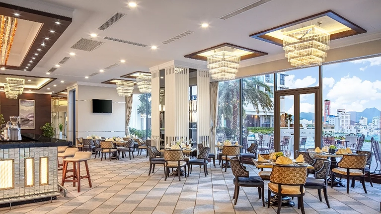 Nhà hàng Garnet được trang trí đèn chùm lớn sang trọng