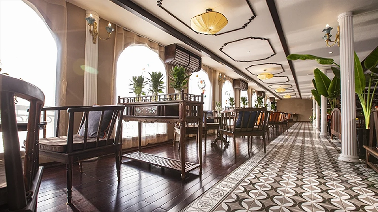 Nhà ăn phục vụ các bữa ăn với view ngắm Vịnh