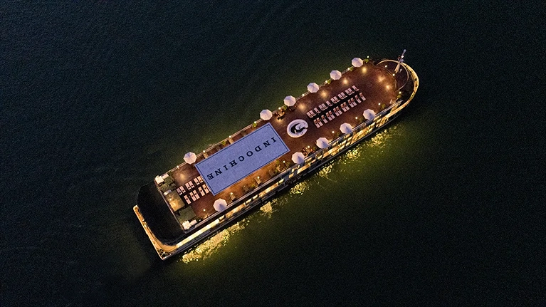 Vẻ đẹp tráng lệ của Du thuyền trong chiều hoàng hôn trên Vịnh