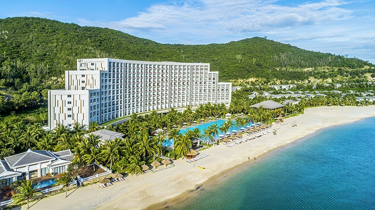 Bãi biển riêng với bờ cát trắng tinh trải dài