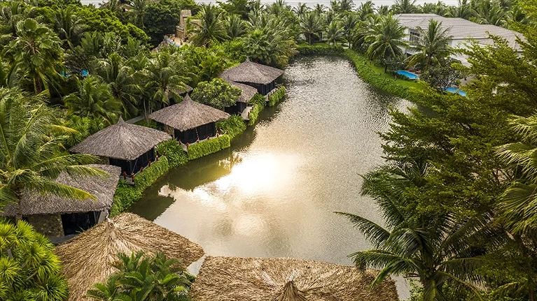 Hồ nước độc đáo ngay trên hòn đảo riêng biệt