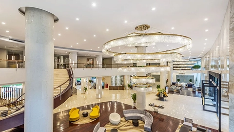 Sảnh khách sạn cực kỳ rộng rãi và lấp lánh