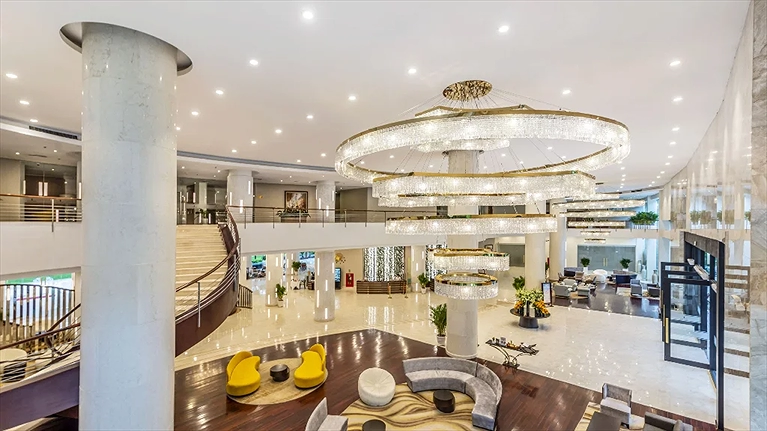 Sảnh khách sạn cực kỳ rộng rãi và lấp lánh