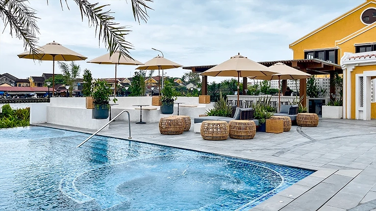 với tầm nhìn ra sông Hoài