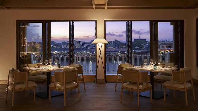 khung cảnh nhà hàng vào hoàng hôn