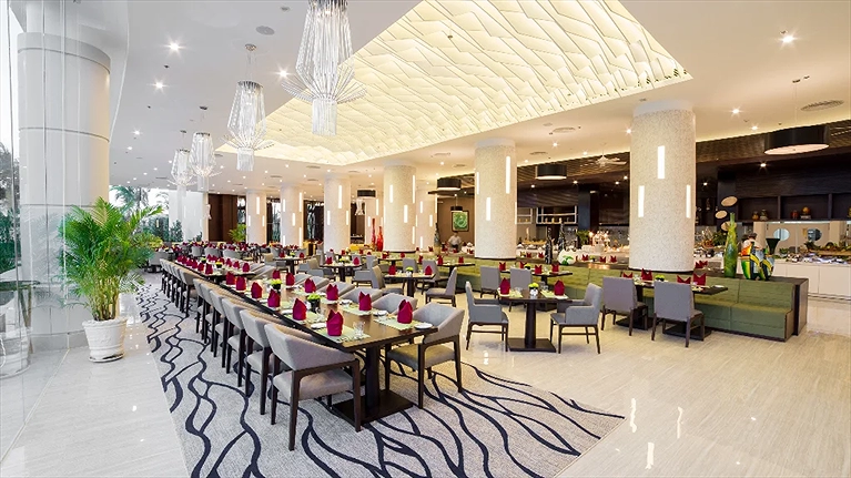 Phục vụ bữa sáng hoặc 3 bữa ăn mỗi ngày