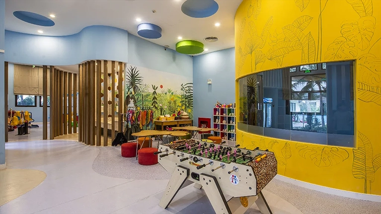 Có nhân viên hướng dẫn và trông trẻ tại khu vui chơi