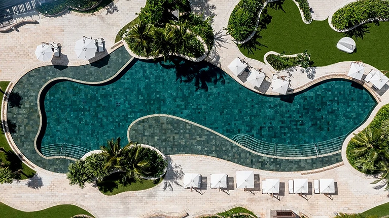 Hồ bơi ngoài trời