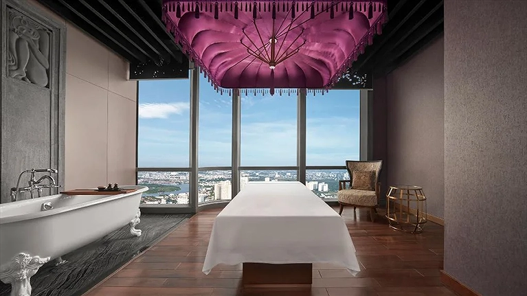 Ấn tượng với căn phòng trị liệu thư giãn với tầm nhìn từ trên cao ra thành phố