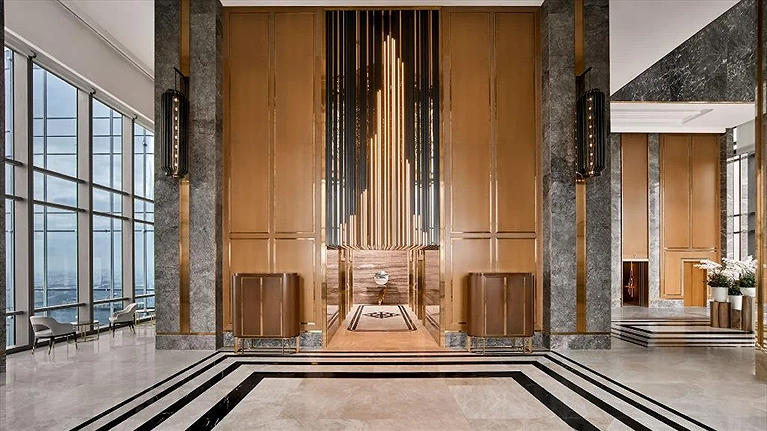 Hệ thống 4 thang máy tốc độ cao phục vụ khách hàng 24/24