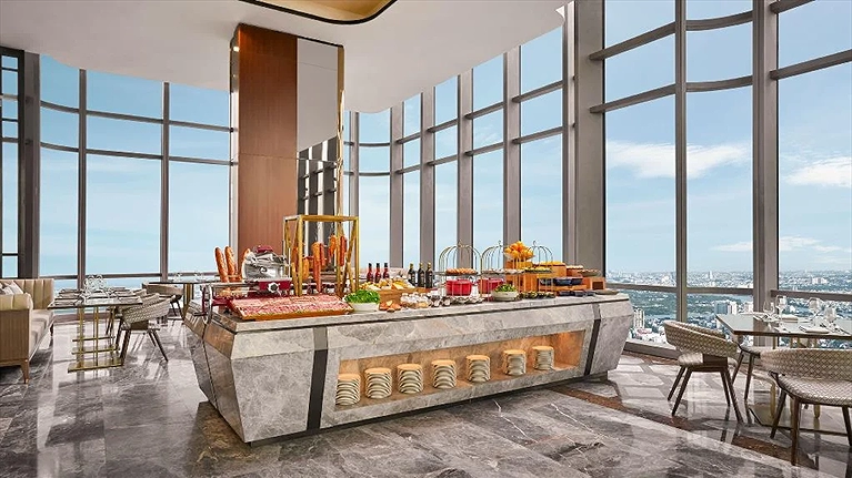 Nhà hàng chính Oriental Pearl phục vụ bữa sáng thịnh soạn tại tầng 66