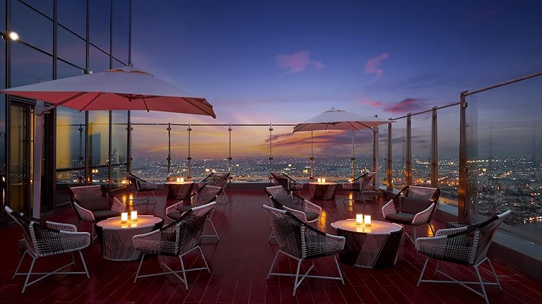 Khuôn viên ngoài trời thoáng đãng tầm nhìn toàn thành phố