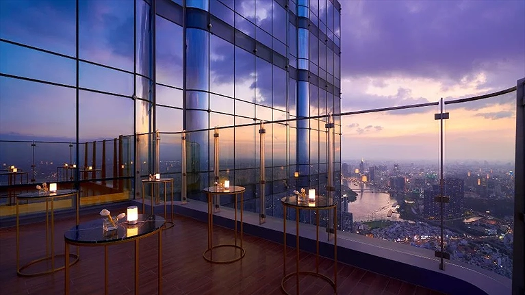 Khuôn viên ngoài trời thoáng đãng tầm nhìn toàn thành phố