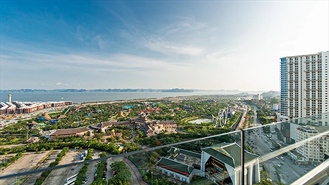 Tầm nhìn thoáng đãng ra vịnh Hạ Long