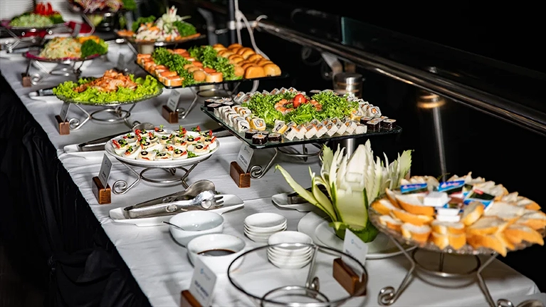 TIệc Buffet với món ăn đa dạng