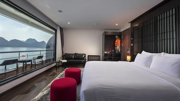 Phòng Golden Pearl với ban công hướng Vịnh