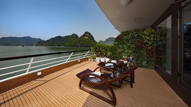 Ban công với view toàn cảnh Vịnh 