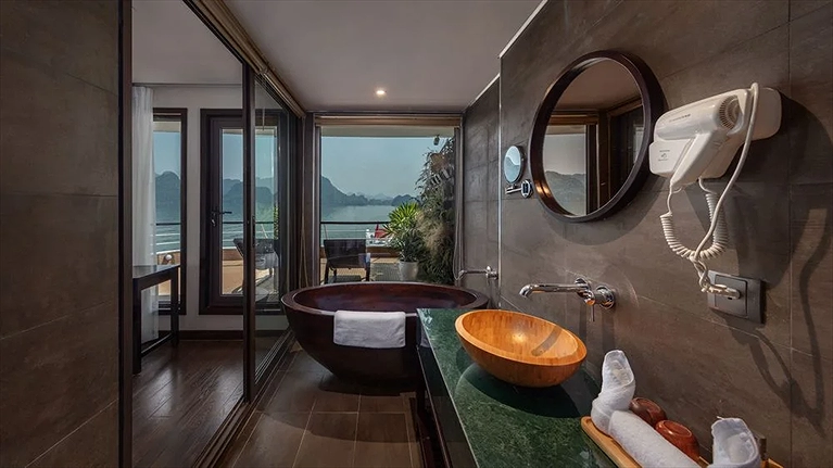 Bồn tắm view Vịnh