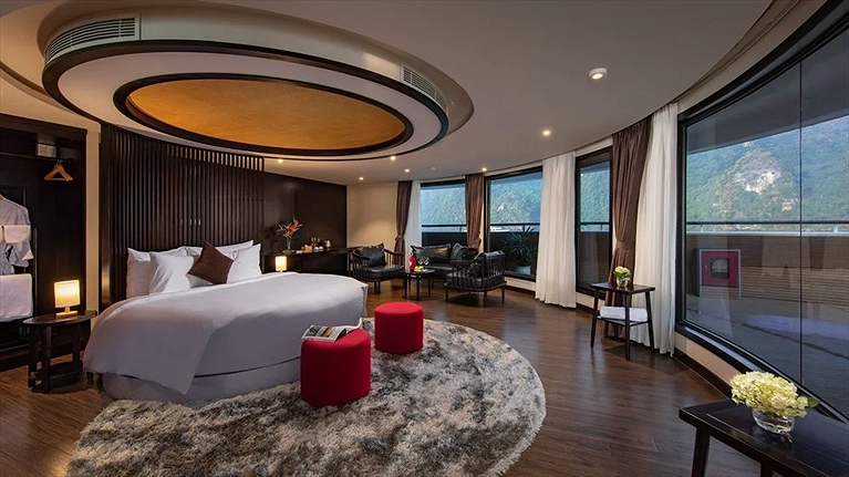 Phòng Scarlet Pearl nằm ở đầu tàu tầng 2 với view ngắm trọn Vịnh